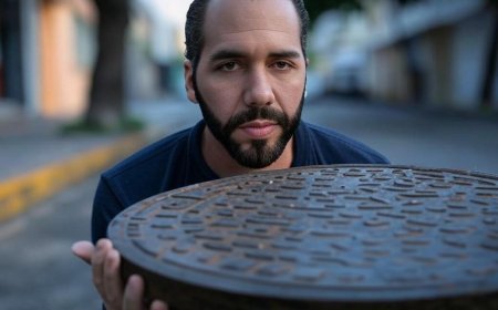 Nayib Bukele derriba estatuas comunistas en El Salvador y las convierte en tapas de alcantarilla