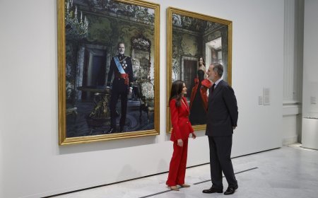 The Kings look at themselves in Leibovitz's mirror: "What do you think?"