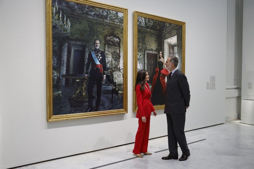 The Kings look at themselves in Leibovitz's mirror: "What do you think?"