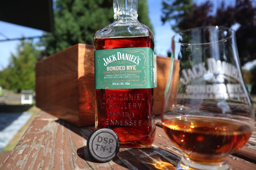 Canadenses retiram whiskies americanos das prateleiras em retaliação aos EUA