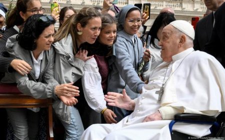 Pope Francis receives standing ovation in St. Peter's Square during Palm Sunday Mass