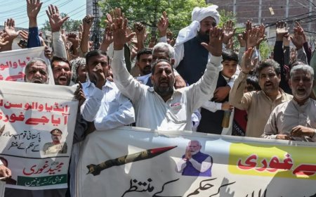 Tensions in Kashmir: Indian and Pakistani forces exchange fire along the Line of Control