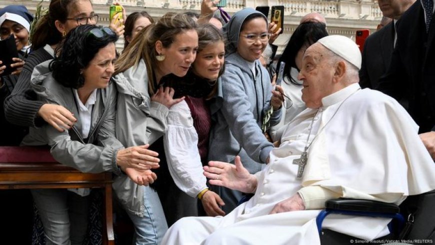 Pope Francis receives standing ovation in St. Peter's Square during Palm Sunday Mass