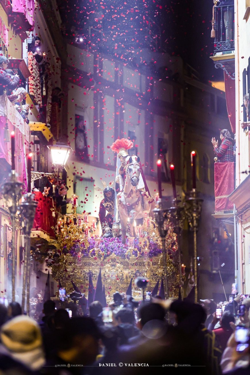 Sevilha celebra a Semana Santa: tradição, fé e cultura em cada canto da cidade.