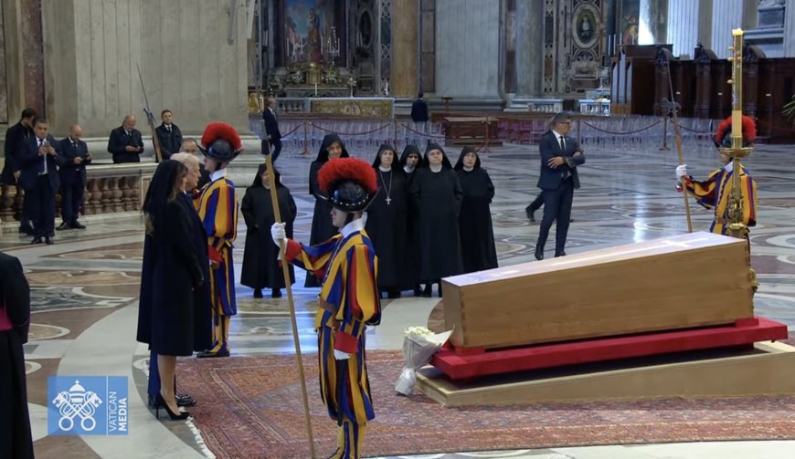 Donald Trump e Melania prestam homenagem ao Papa Francisco no Vaticano