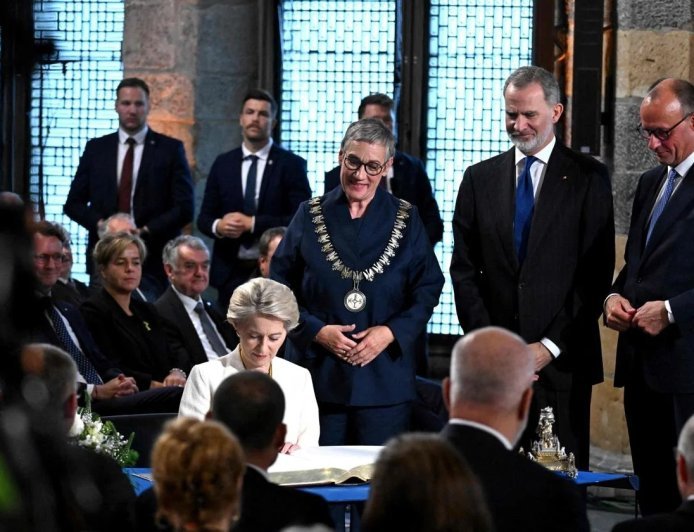 El Rey Felipe VI insta a fortalecer el “poder duro” de Europa en defensa durante el Premio Carlomagno a Von der Leyen