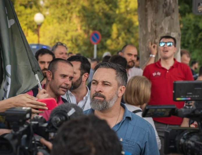 Santiago Abascal lidera manifestación frente a La Moncloa contra el PSOE: “¡Santiago y cierra España!”