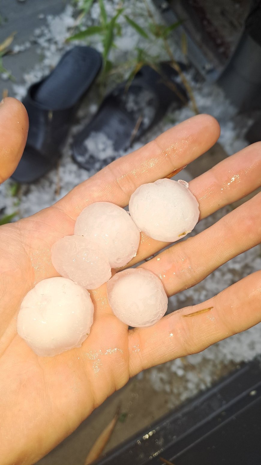 Tempestade de granizo atinge Paris com pedras do tamanho de ovos e causa estragos no metrô
