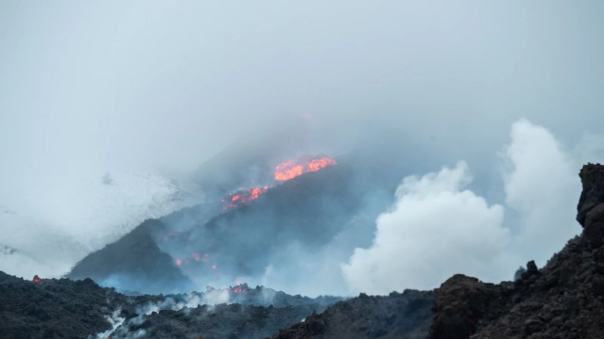 Erupção do Etna força turistas a evacuar a montanha em meio a intensa atividade vulcânica