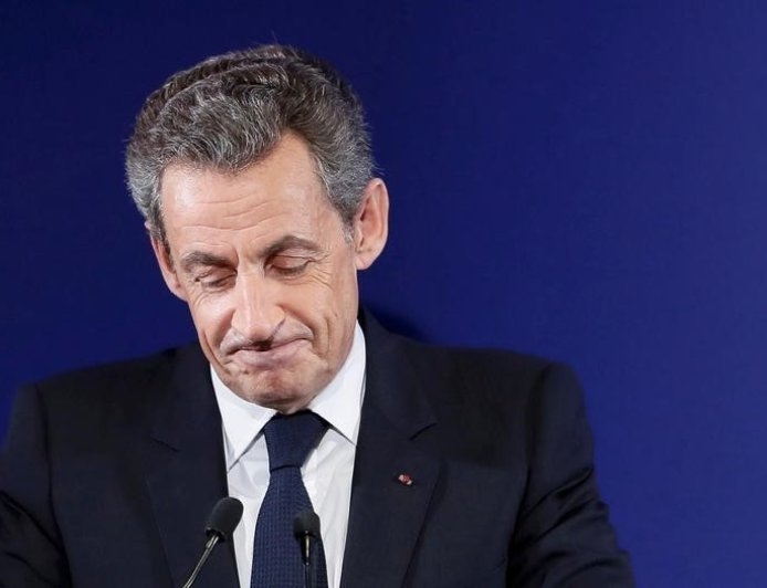 El expresidente francés Nicolas Sarkozy se entrega para cumplir condena de prisión
