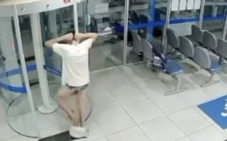 Ladrão fica entalado em porta giratória, perde a roupa e vira “espetáculo” durante tentativa de furto a banco em MG