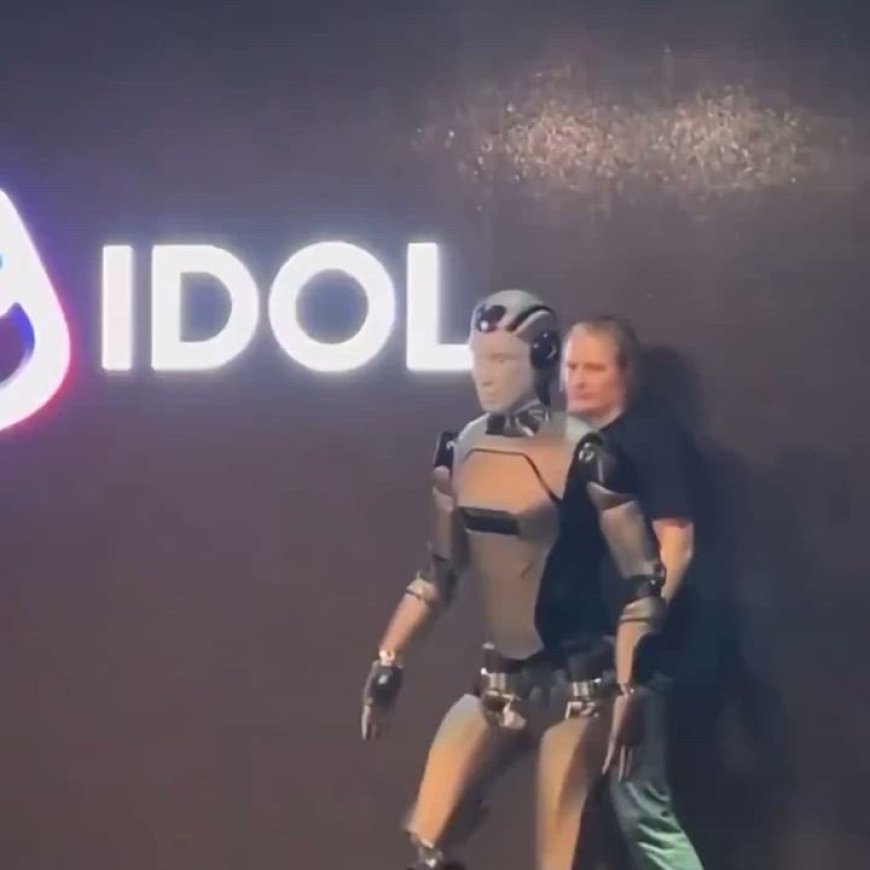 Robô humanoide russo AIDOL cai em palco e rouba o show: estreia tecnológica em Moscovo termina em caos e cortinas negras