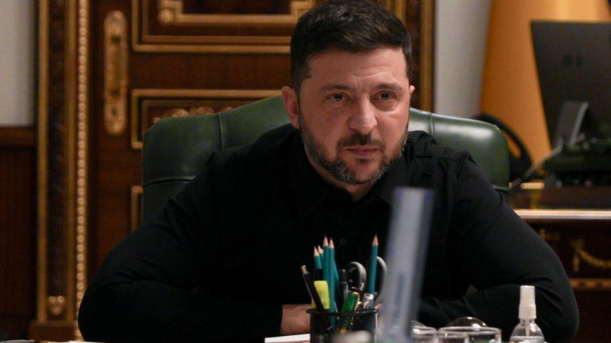 Comandante ucraniano surge em cidade sitiada enquanto Zelensky enfrenta o maior escândalo de corrupção da guerra