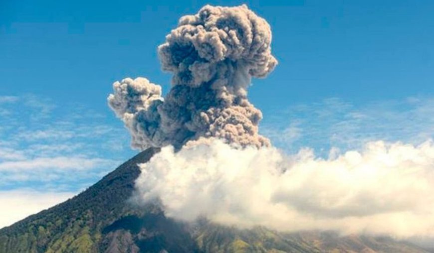 Nuvem colossal de cinzas após forte erupção do Monte Semeru e força fuga em massa na Indonésia