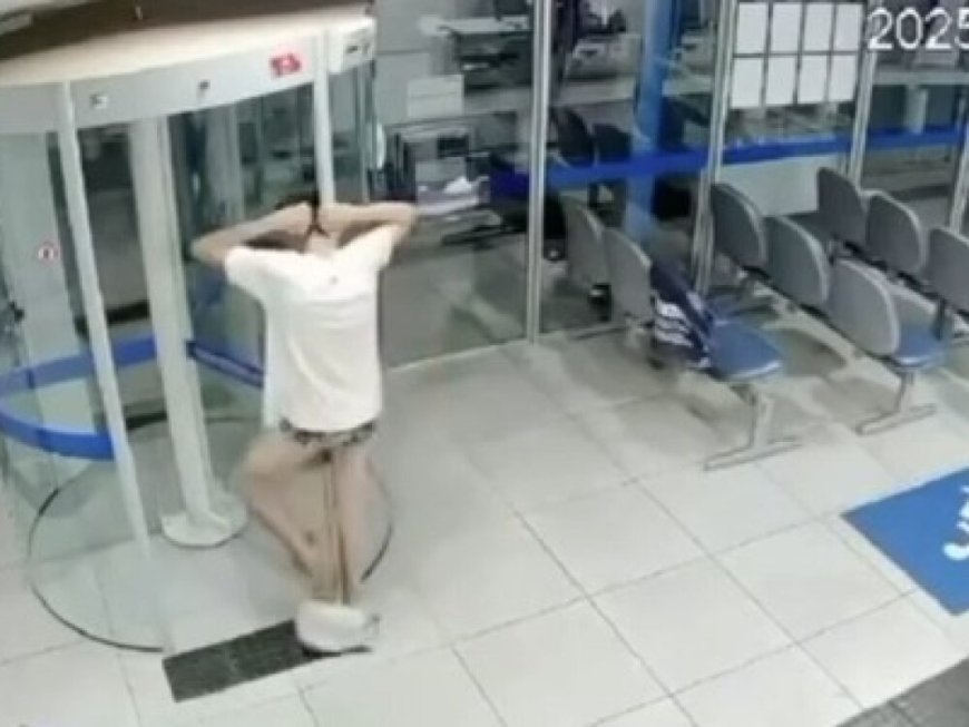 Ladrão fica entalado em porta giratória, perde a roupa e vira “espetáculo” durante tentativa de furto a banco em MG