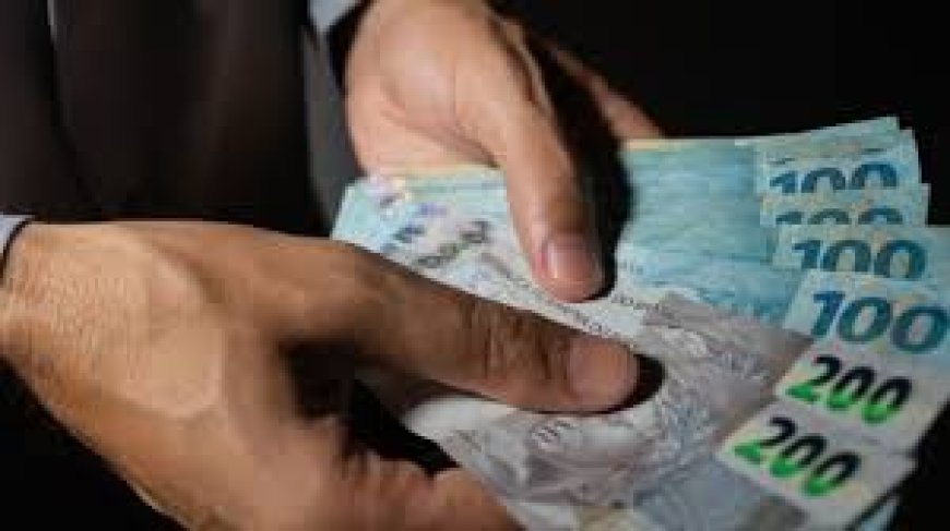 13º salário chega: especialistas alertam para erros que fazem o dinheiro sumir antes do Ano-Novo