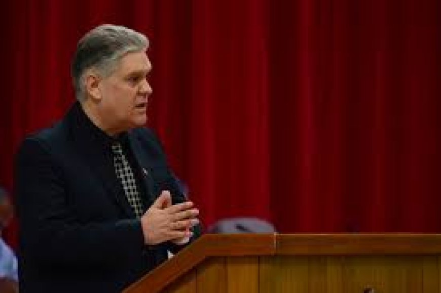 Ex-ministro cubano cai em desgraça: Alejandro Gil é sentenciado à prisão perpétua por espionagem e megaesquema de corrupção