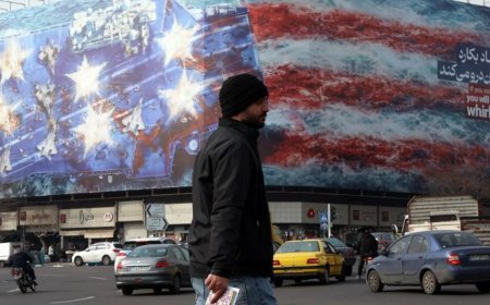 Teerã exibe outdoor com porta-aviões em chamas e eleva tom contra os EUA em meio a tensões no Oriente Médio