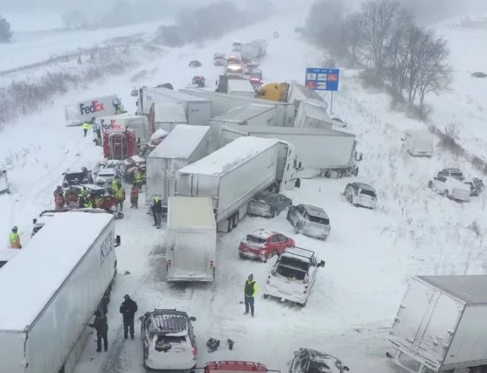 Un choque múltiple masivo de 100 vehículos bloquea la Interestatal 196 en Michigan