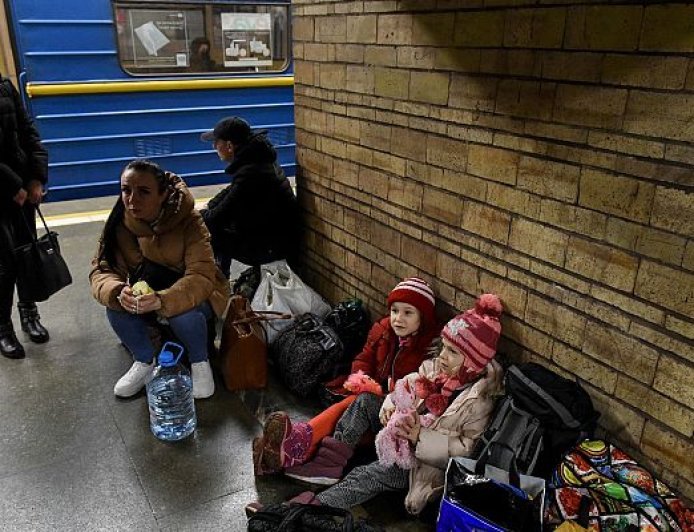 Habitantes de Kyiv se refugian en estaciones de metro ante amenaza de nuevos ataques