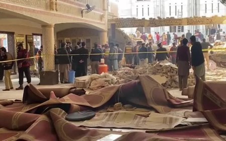 Atentado suicida atinge mesquita no Paquistão e provoca massacre durante oração