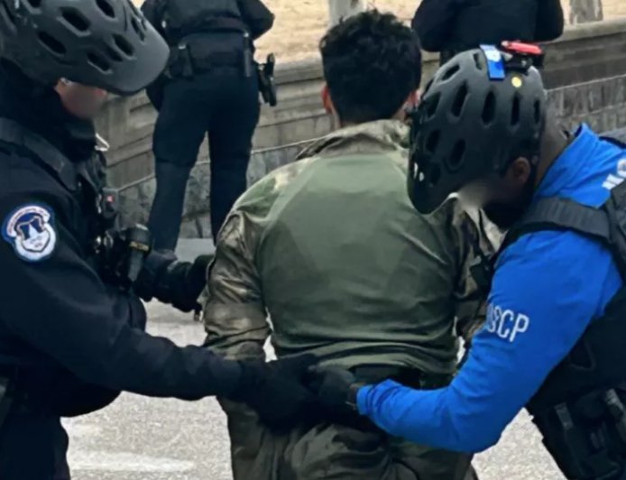 Joven de 18 años detenido tras correr hacia el Capitolio de EE. UU. con una escopeta cargada