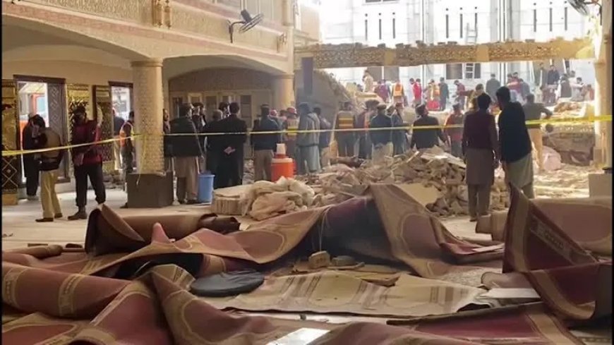 Atentado suicida atinge mesquita no Paquistão e provoca massacre durante oração