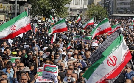 Manifestações pró-mudança no Irã e na diáspora: bandeiras Lion and Sun e apoio a EUA e Israel nas ruas