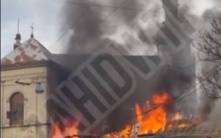 El Monasterio Bernardino de Lviv (Iglesia de San Andrés) se incendia tras ser alcanzado por un dron ruso
