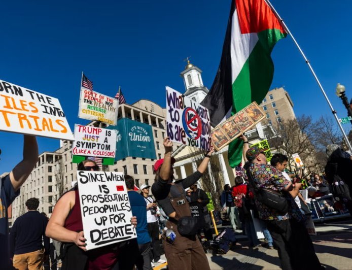 Manifestantes llegan a la Casa Blanca para protestar contra los bombardeos estadounidenses e israelíes en Irán