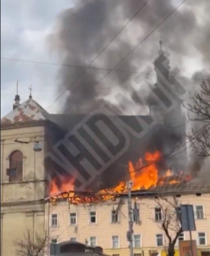 El Monasterio Bernardino de Lviv (Iglesia de San Andrés) se incendia tras ser alcanzado por un dron ruso