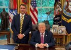 Flávio Bolsonaro is received by Donald Trump at the White House in a private meeting