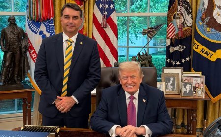 Flávio Bolsonaro is received by Donald Trump at the White House in a private meeting