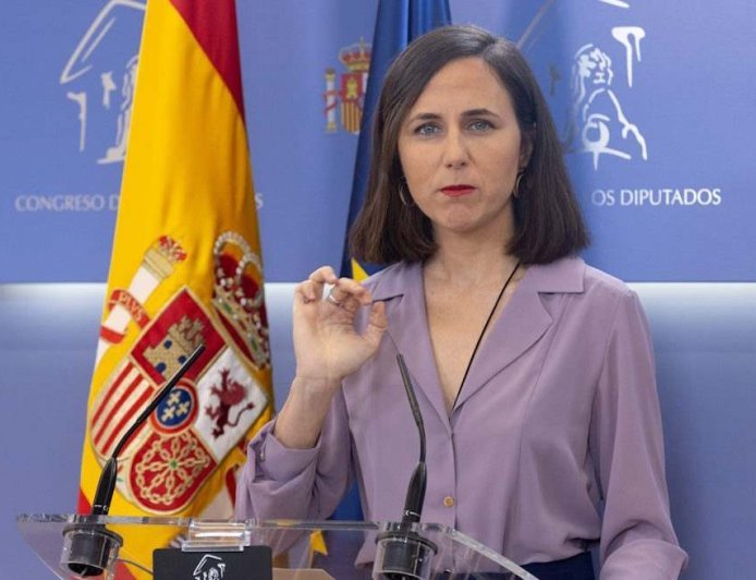COBARDE: Ione Belarra, líder comunista de Podemos, huye de los periodistas y abandona la rueda de prensa para no responder por la corrupción de Sánchez tras la imputación de Zapatero