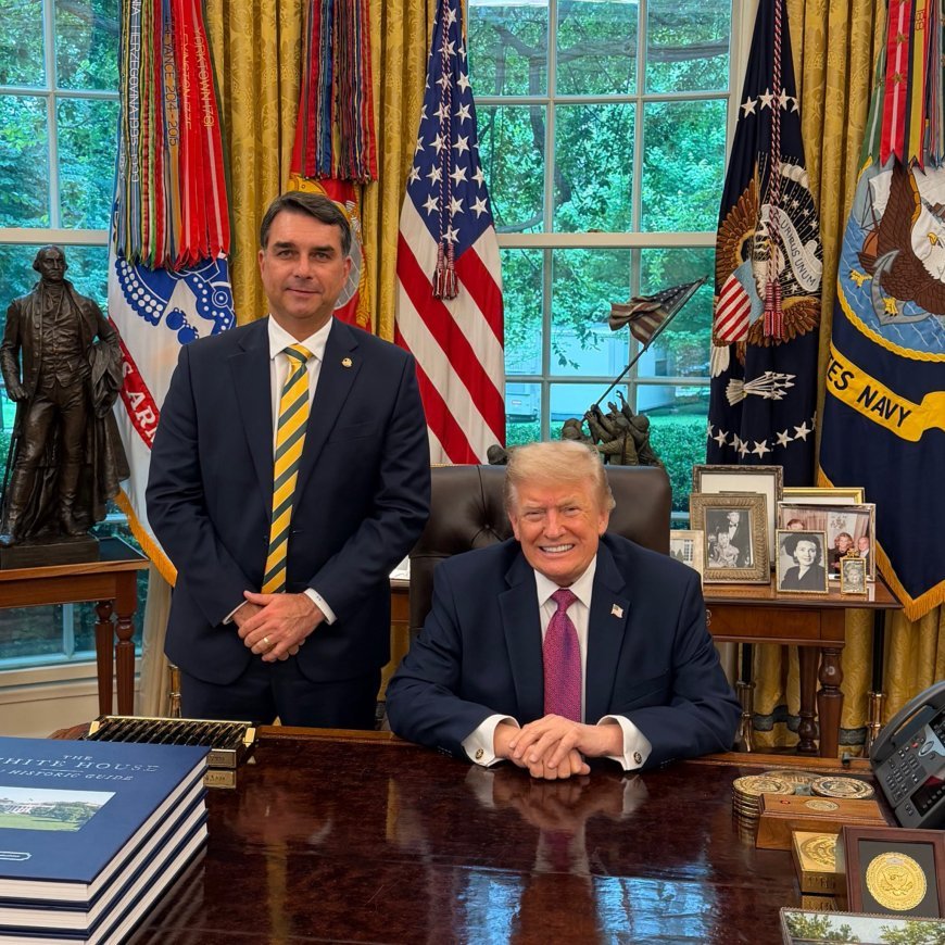 Flávio Bolsonaro is received by Donald Trump at the White House in a private meeting