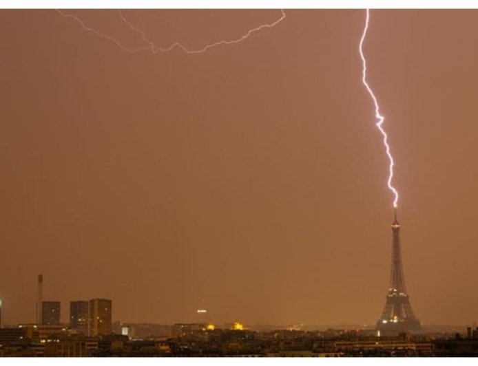 Tormenta titánica azota Europa Occidental: París y Ámsterdam experimentan horas de intensa actividad eléctrica mientras avanza una célula de tormenta extrema