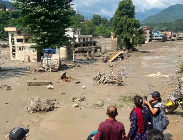Simulación del desastre de Nepal: Un glaciar del Himalaya se derrumba, bloquea el río Lhende Khola y libera una ola de lodo que arrasa con todo a su paso.