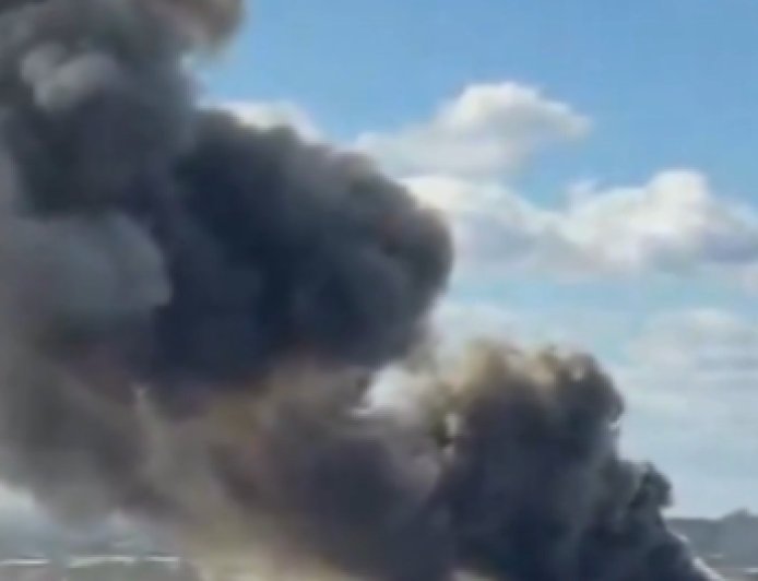 Una gigantesca columna de humo negro, visible en el norte de Londres
