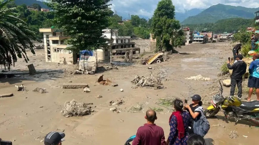 Simulación del desastre de Nepal: Un glaciar del Himalaya se derrumba, bloquea el río Lhende Khola y libera una ola de lodo que arrasa con todo a su paso.