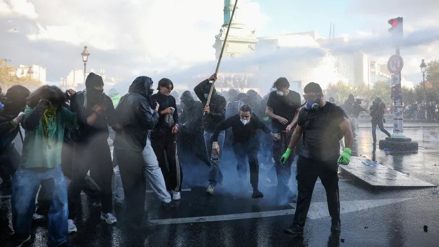 Euro recua à medida que crises na Europa intensificam a ansiedade no mercado